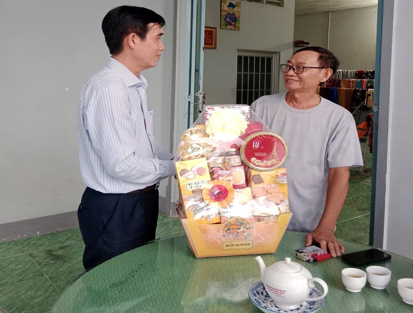 Các đồng chí lãnh đạo xã thăm, tặng quà các đồng chí lão thành cách mạng, các đồng chí nguyên lãnh đạo qua các thời kỳ