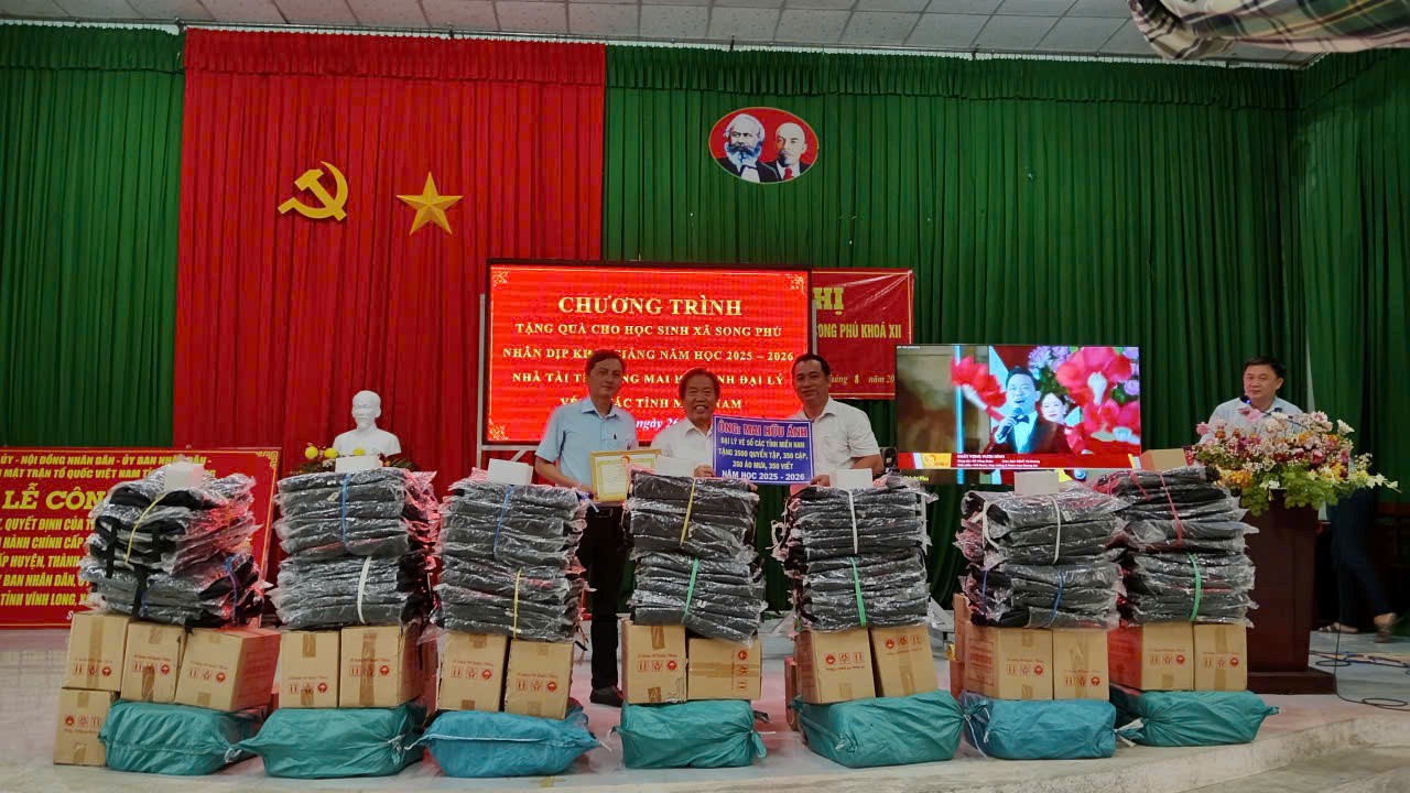 CHƯƠNG TRÌNH TẶNG QUÀ CHO HỌC SINH XÃ SONG PHÚ
NHÂN DỊP KHAI GIẢNG NĂM HỌC 2025-2026 CỦA NHÀ TÀI TRỢ: ÔNG MAI HỮU ÁNH – ĐẠI LÝ VÉ SỐ CÁC TỈNH MIỀN NAM
