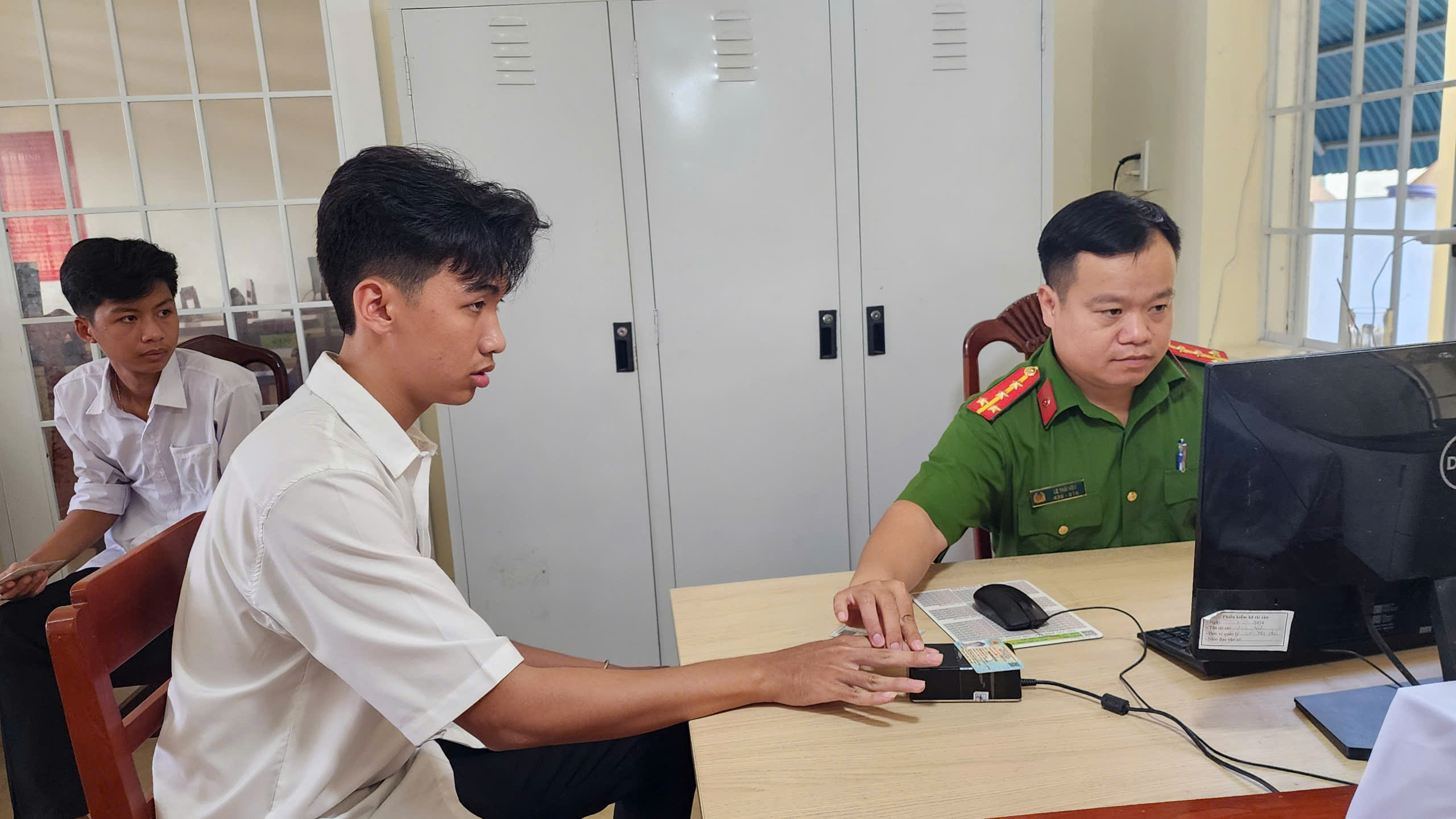 CÔNG AN XÃ SONG PHÚ CẤP ĐỊNH DANH ĐIỆN TỬ MỨC ĐỘ 2 CHO HỌC SINH