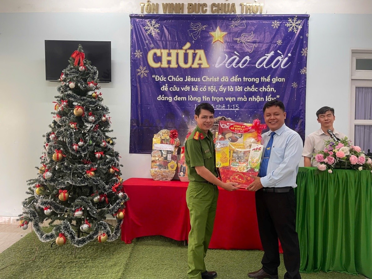CÔNG AN XÃ SONG PHÚ THĂM, TẶNG QUÀ VÀ CHÚC MỪNG NHÀ THỜ TIN LÀNH SONG PHÚ NHÂN DỊP LỄ GIÁNG SINH NĂM 2025