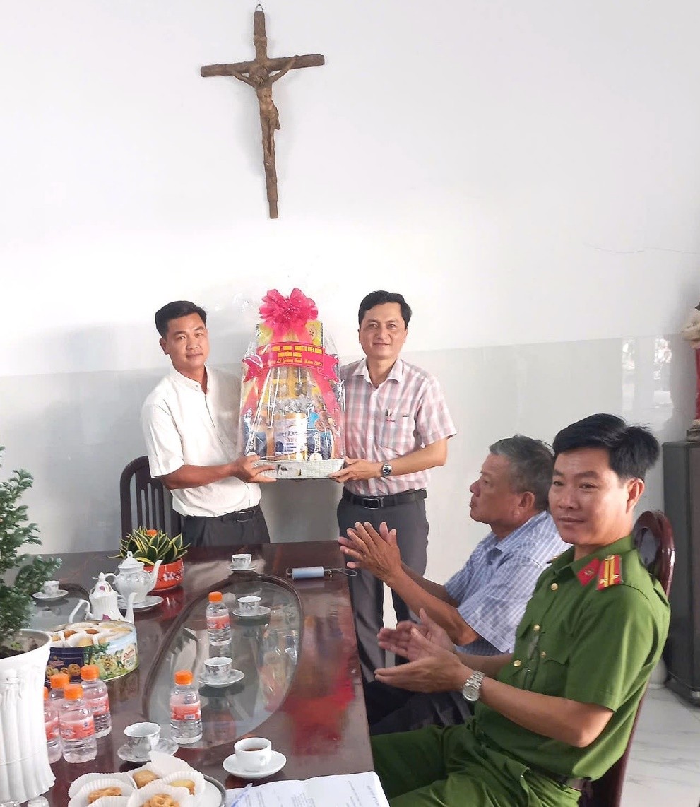 LÃNH ĐẠO CHÍNH QUYỀN XÃ SONG PHÚ ĐẾN THĂM, CHÚC MỪNG CÁC CƠ SỞ CÔNG GIÁO VÀ TIN LÀNH NHÂN DỊP LỄ GIÁNG SINH NĂM 2025