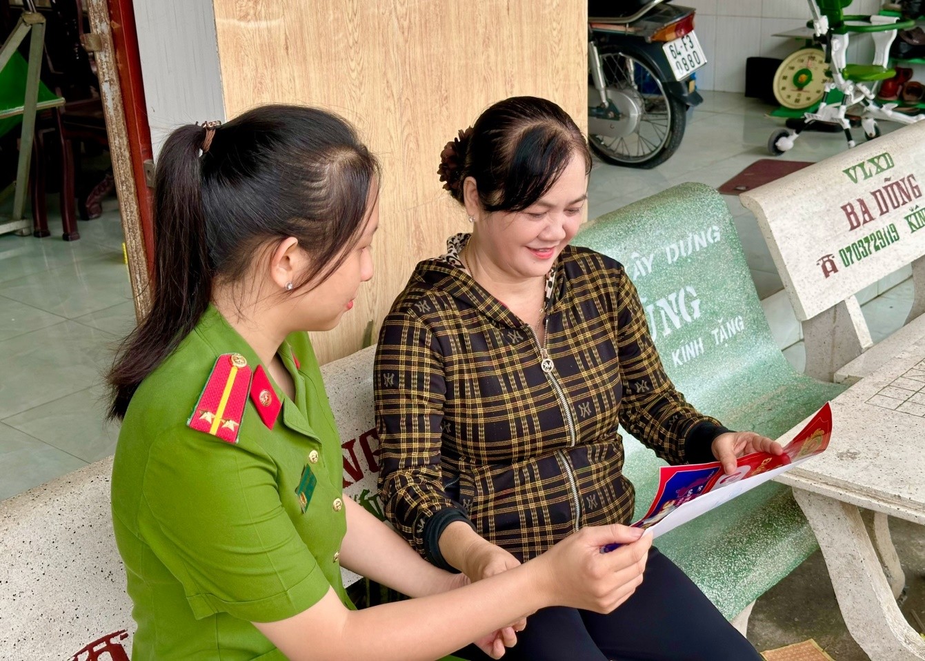 Công an xã tăng cường dán số điện thoại tại các chợ, trường học đảm bảo an ninh trật tự địa phương