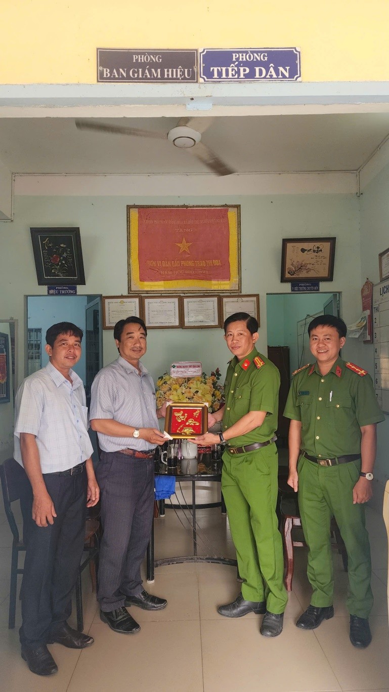 CÔNG AN XÃ SONG PHÚ THĂM HỎI, CHÚC MỪNG CÁC CƠ SỞ GIÁO DỤC NHÂN KỈ NIỆM 43 NĂM NGÀY NHÀ GIÁO VIỆT NAM