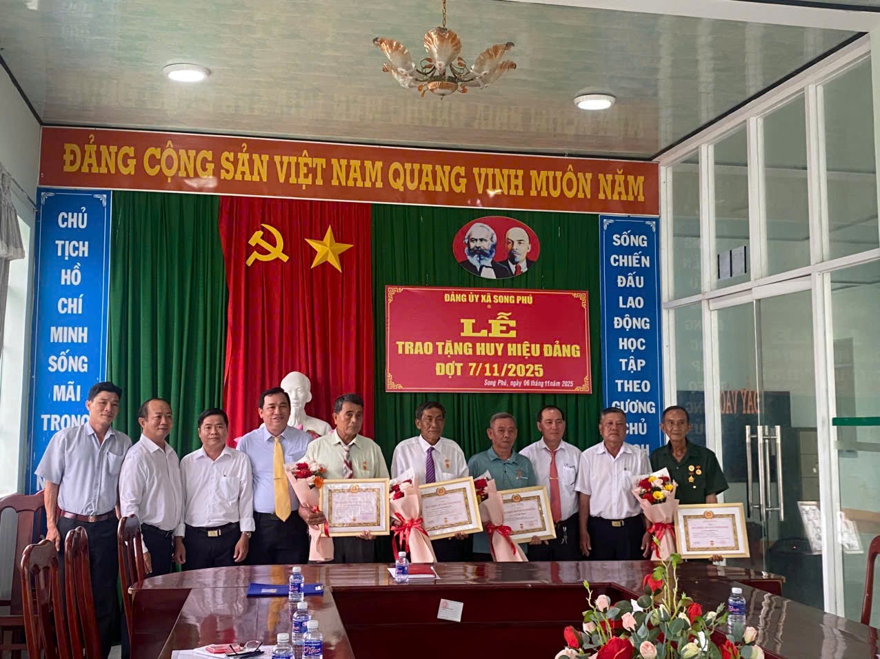 LỄ TRAO TẶNG HUY HIỆU ĐẢNG ĐỢT 07/11/2025