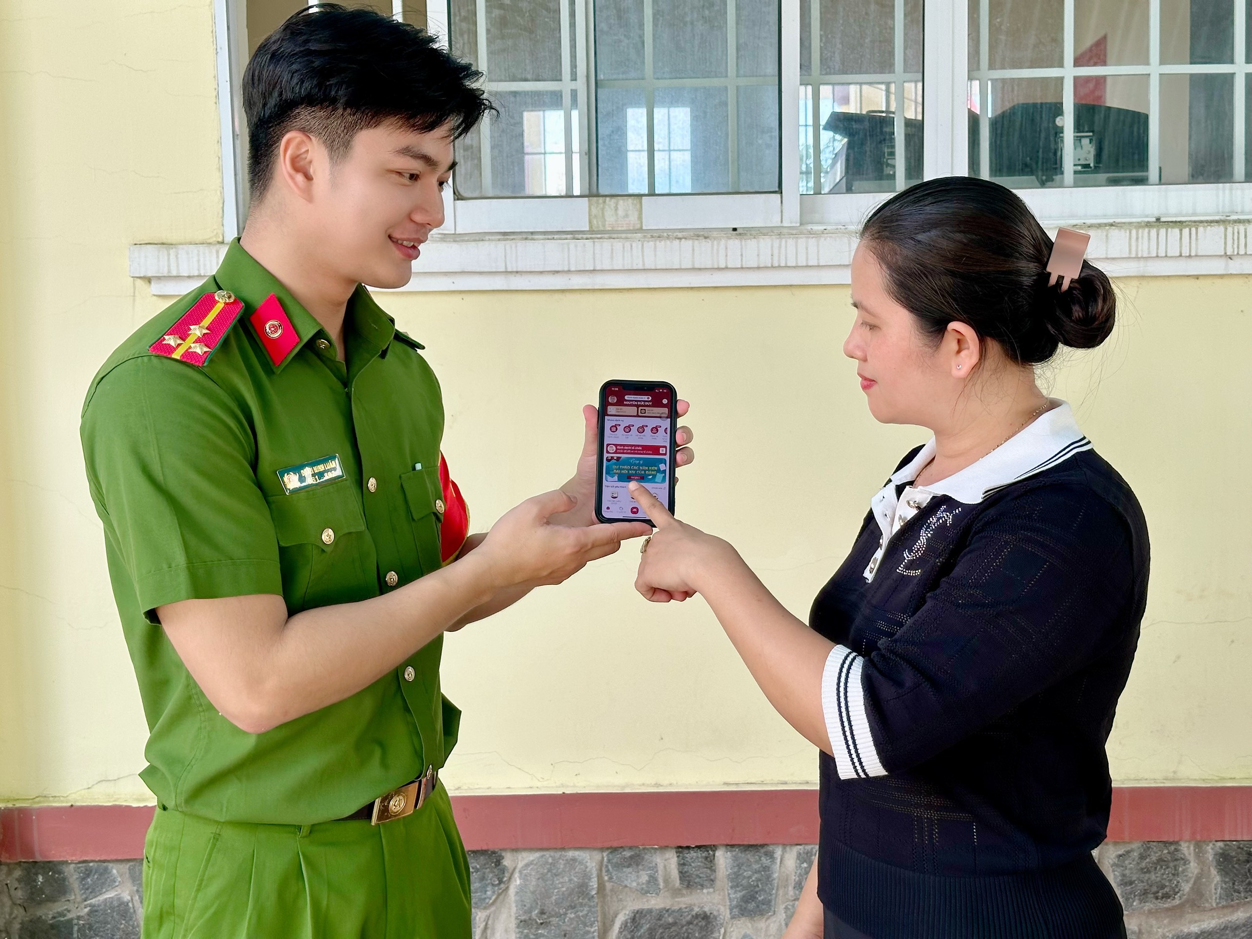 Công an xã Song Phú tích cực tham gia đóng góp ý kiến vào dự thảo các văn kiện trình Đại hội XIV của Đảng qua ứng dụng VNeID