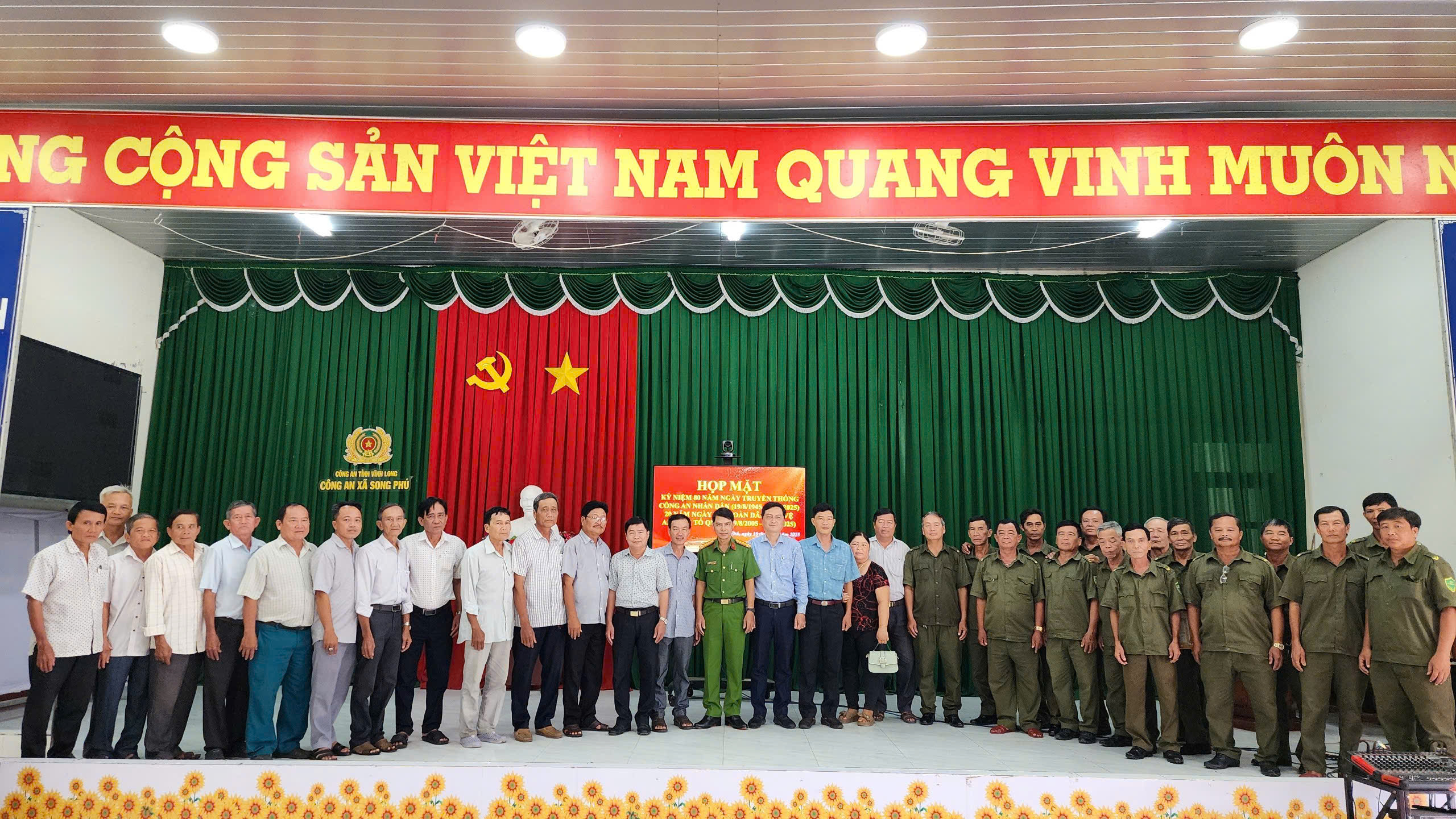 Công an xã Song Phú tổ chức nhiều hoạt động ý nghĩa chào mừng Ngày truyền thống CAND và Ngày hội Toàn dân bảo vệ ANTQ