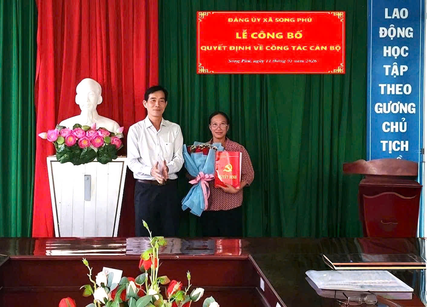 Đảng ủy xã song phú trao quyết định
Bổ nhiệm phó chánh văn phòng đảng ủy xã
